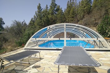 Rollstuhl-Urlaub: Poolterrasse und abdeckbarer, beheizter Pool - Villa Finca Tijarafe mit beheiztem Pool - barrierefreier Eingang