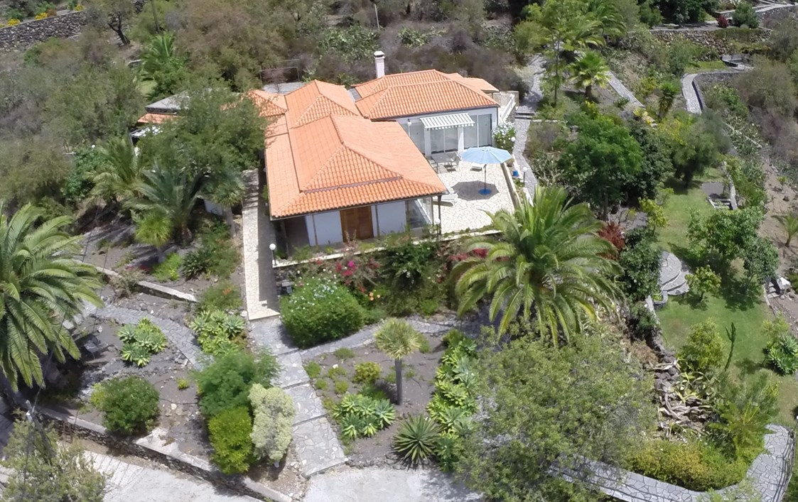 Rollstuhl-Urlaub: Drohnenbild - Blick von Süden - Villa Finca Tijarafe mit beheiztem Pool - barrierefreier Eingang