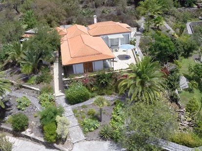 Rollstuhlgerechte Unterkunft - Unterkunftsart: Ferienhaus - Drohnenbild - Blick von Süden - Villa Finca Tijarafe mit beheiztem Pool - barrierefreier Eingang