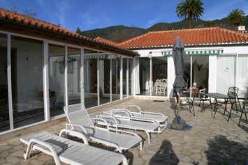 Rollstuhl-Urlaub: Südterrasse mit Sonnenliegen - Villa Finca Tijarafe mit beheiztem Pool - barrierefreier Eingang