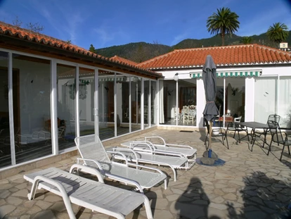 Rollstuhlgerechte Unterkunft - Unterkunftsart: Ferienhaus - Südterrasse mit Sonnenliegen - Villa Finca Tijarafe mit beheiztem Pool - barrierefreier Eingang