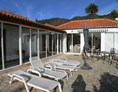 Rollstuhl-Urlaub: Südterrasse mit Sonnenliegen - Villa Finca Tijarafe mit beheiztem Pool - barrierefreier Eingang