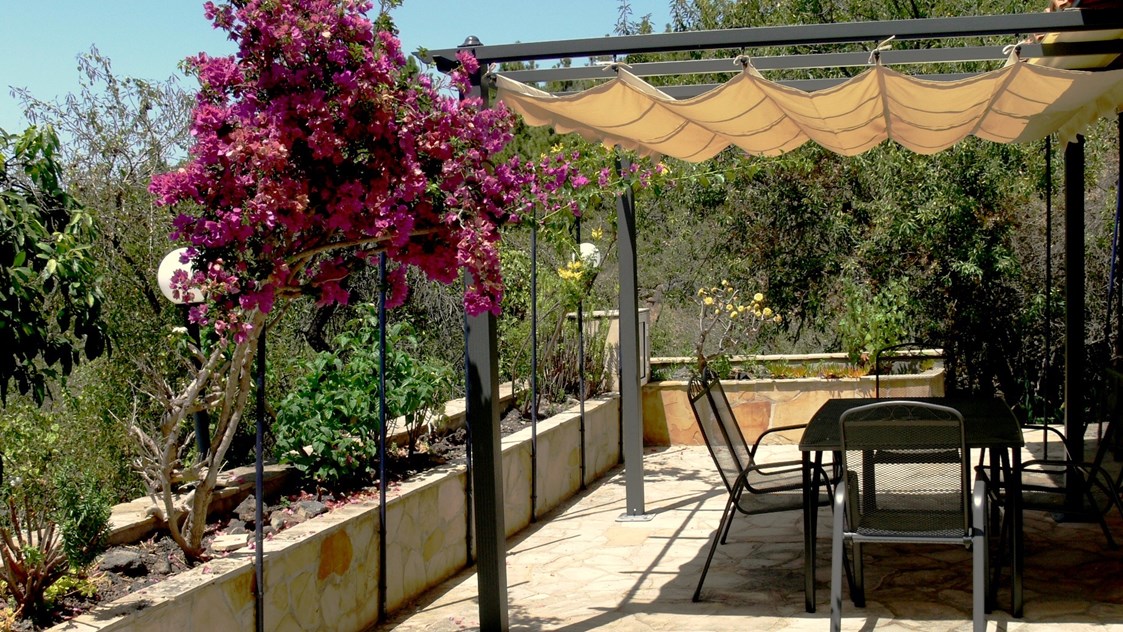 Rollstuhl-Urlaub: Pergola Westterrasse - Villa Finca Tijarafe mit beheiztem Pool - barrierefreier Eingang