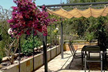 Rollstuhl-Urlaub: Pergola Westterrasse - Villa Finca Tijarafe mit beheiztem Pool - barrierefreier Eingang