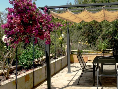 Rollstuhlgerechte Unterkunft - Unterkunftsart: Ferienhaus - Pergola Westterrasse - Villa Finca Tijarafe mit beheiztem Pool - barrierefreier Eingang