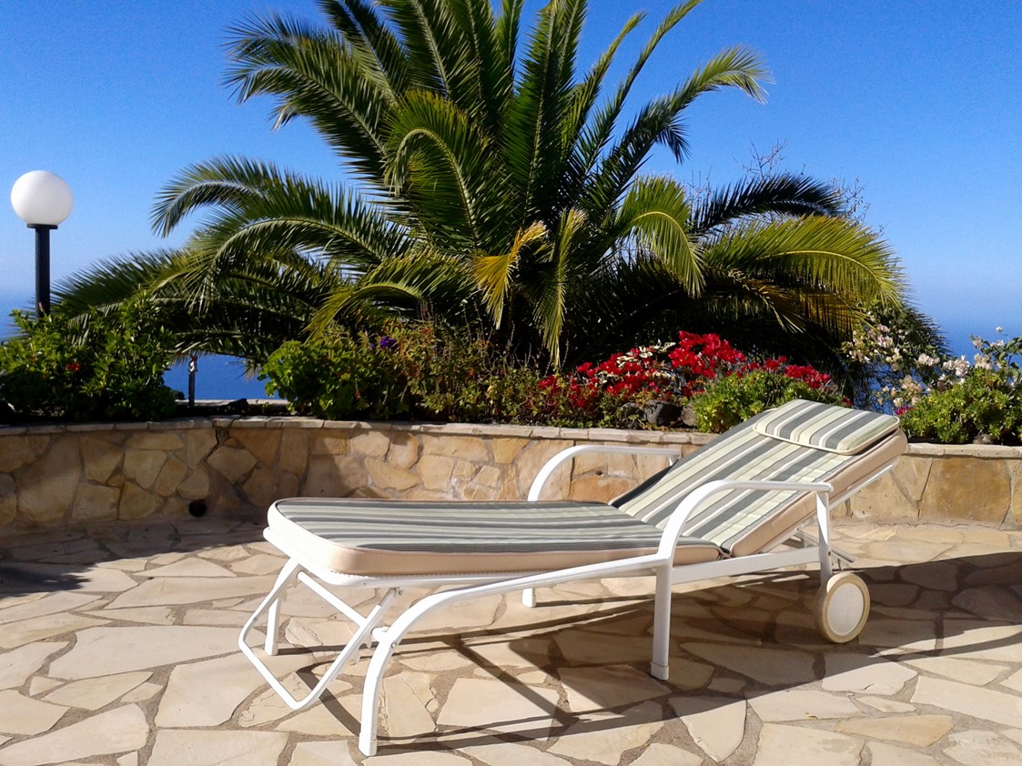 Rollstuhl-Urlaub: Südterrasse mittags - Villa Finca Tijarafe mit beheiztem Pool - barrierefreier Eingang
