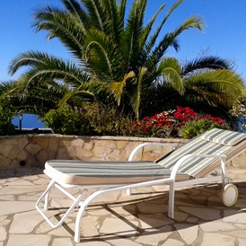 Rollstuhl-Urlaub: Südterrasse mittags - Villa Finca Tijarafe mit beheiztem Pool - barrierefreier Eingang