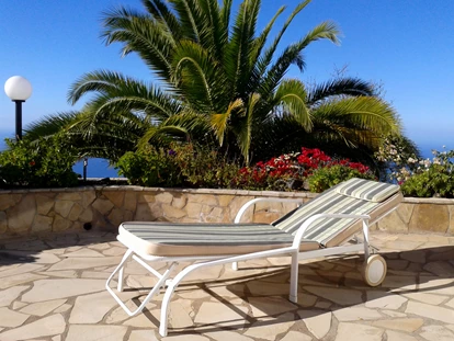 Rollstuhlgerechte Unterkunft - Unterkunftsart: Ferienhaus - Südterrasse mittags - Villa Finca Tijarafe mit beheiztem Pool - barrierefreier Eingang