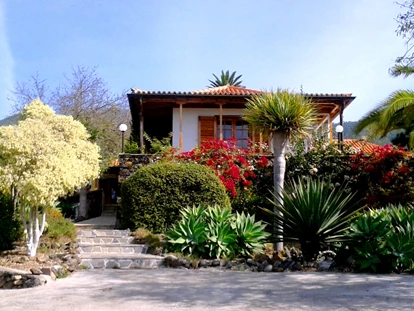 Rollstuhlgerechte Unterkunft - Unterkunftsart: Ferienhaus - Parkplatz, Vorgarten und Eingang zur Finca - Villa Finca Tijarafe mit beheiztem Pool - barrierefreier Eingang