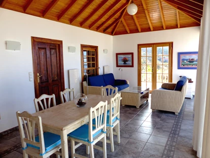 Rollstuhlgerechte Unterkunft - Unterkunftsart: Ferienhaus - Wohnbereich mit Essplatz - palmerisches Holz-Innendach - Villa Finca Tijarafe mit beheiztem Pool - barrierefreier Eingang