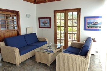 Rollstuhl-Urlaub: Blaue Sofas - Villa Finca Tijarafe mit beheiztem Pool - barrierefreier Eingang