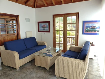 Rollstuhlgerechte Unterkunft - Unterkunftsart: Ferienhaus - Blaue Sofas - Villa Finca Tijarafe mit beheiztem Pool - barrierefreier Eingang