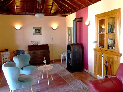 Rollstuhlgerechte Unterkunft - Unterkunftsart: Ferienhaus - Salon mit Kaminofen - Villa Finca Tijarafe mit beheiztem Pool - barrierefreier Eingang