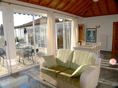 Rollstuhlgerechte Unterkunft - Unterkunftsart: Ferienhaus - Wohnbereich und Südterrasse - Villa Finca Tijarafe mit beheiztem Pool - barrierefreier Eingang
