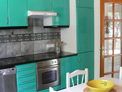 Rollstuhlgerechte Unterkunft - Unterkunftsart: Ferienhaus - Küche - Teilansicht - Villa Finca Tijarafe mit beheiztem Pool - barrierefreier Eingang