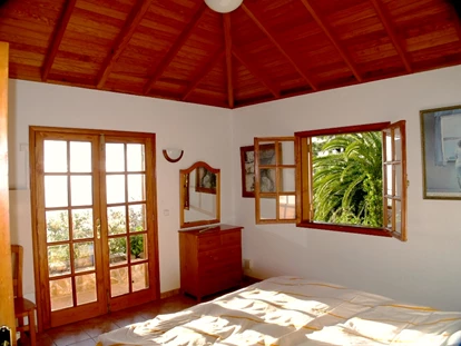 Rollstuhlgerechte Unterkunft - Unterkunftsart: Ferienhaus - Schlafzimmer mit Atlantikblick, mit verstellbaren Lattrenrosten, mit deutsche Qualitätsmatratzen, mit geräumigen Schränken - Villa Finca Tijarafe mit beheiztem Pool - barrierefreier Eingang
