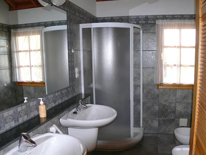 Rollstuhlgerechte Unterkunft - Unterkunftsart: Ferienhaus - Badezimmer mit Doppelwaschbecken, Regendusche, Bidet, WC, Fußbodenheizung, Schrankraum - Villa Finca Tijarafe mit beheiztem Pool - barrierefreier Eingang