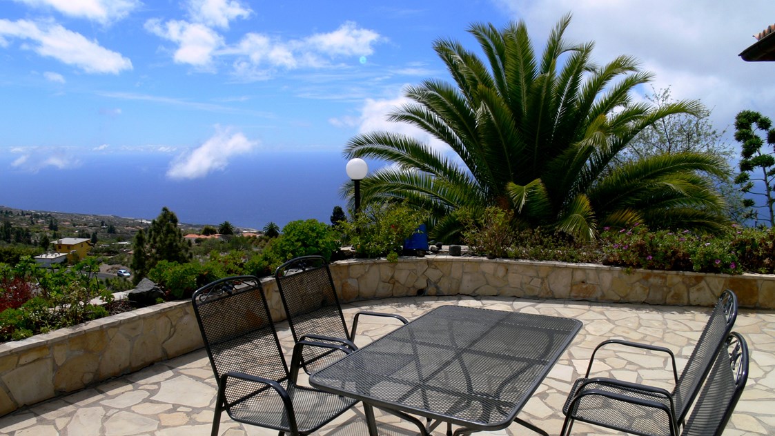 Rollstuhl-Urlaub: Südterrasse - Gartenmöbel - Villa Finca Tijarafe mit beheiztem Pool - barrierefreier Eingang