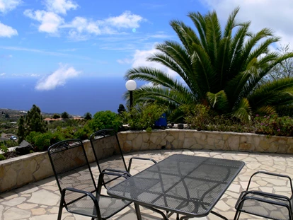 Rollstuhlgerechte Unterkunft - Unterkunftsart: Ferienhaus - Südterrasse - Gartenmöbel - Villa Finca Tijarafe mit beheiztem Pool - barrierefreier Eingang