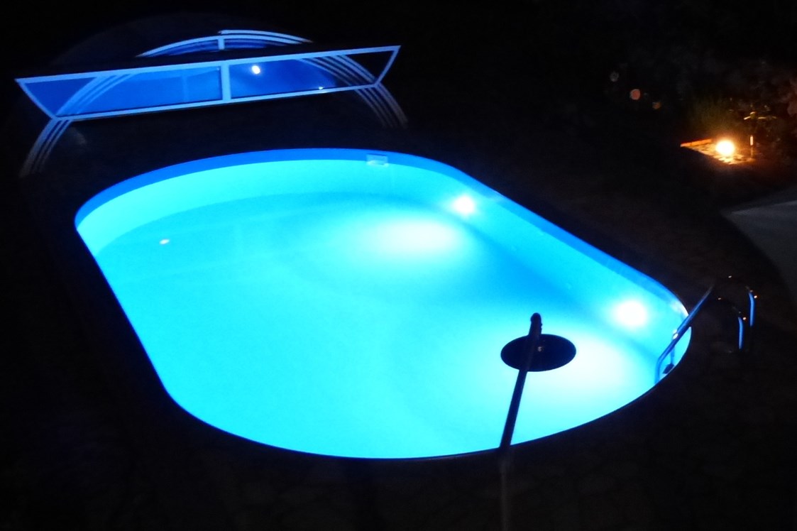 Rollstuhl-Urlaub: Poolbeleuchtung abends - Villa Finca Tijarafe mit beheiztem Pool - barrierefreier Eingang