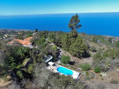 Rollstuhlgerechte Unterkunft - Unterkunftsart: Ferienhaus - Villa Finca Tijarafe in der Landschaft - Villa Finca Tijarafe mit beheiztem Pool - barrierefreier Eingang
