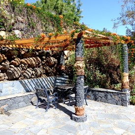 Rollstuhl-Urlaub: Pergola im Garten - Villa Finca Tijarafe mit beheiztem Pool - barrierefreier Eingang