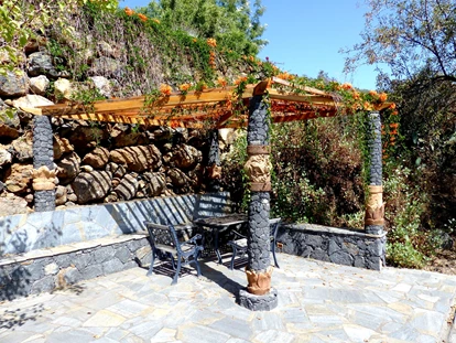 Rollstuhlgerechte Unterkunft - Unterkunftsart: Ferienhaus - Pergola im Garten - Villa Finca Tijarafe mit beheiztem Pool - barrierefreier Eingang
