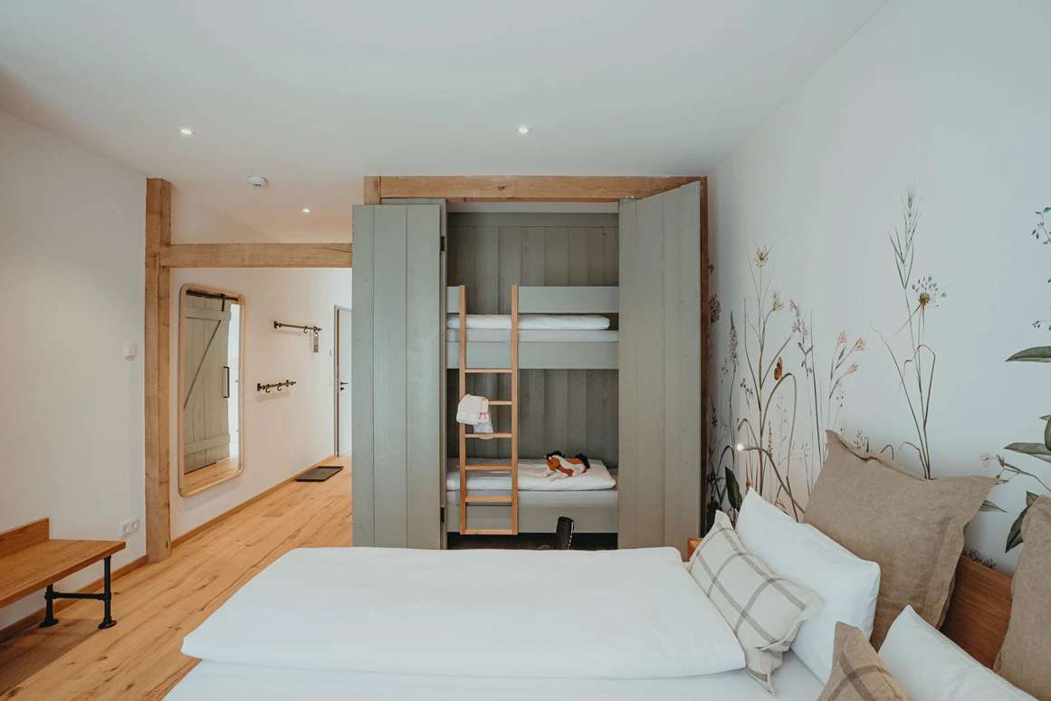 Rollstuhl-Urlaub: Das Zimmer ist auch als Familienzimmer buchbar - Biohotel Wildland