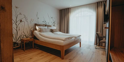 Rollstuhlgerechte Unterkunft - Pflegebett - Neben dem Bett sind 140cm Platz zum Wenden - Biohotel Wildland