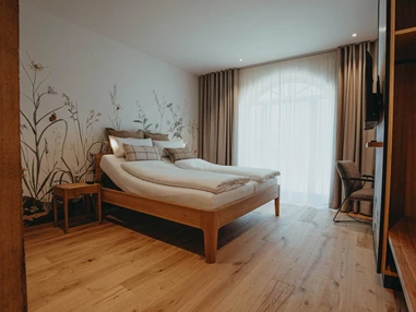 Rollstuhl-Urlaub: Neben dem Bett sind 140cm Platz zum Wenden - Biohotel Wildland