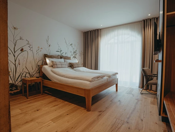 Rollstuhl-Urlaub: Neben dem Bett sind 140cm Platz zum Wenden - Biohotel Wildland
