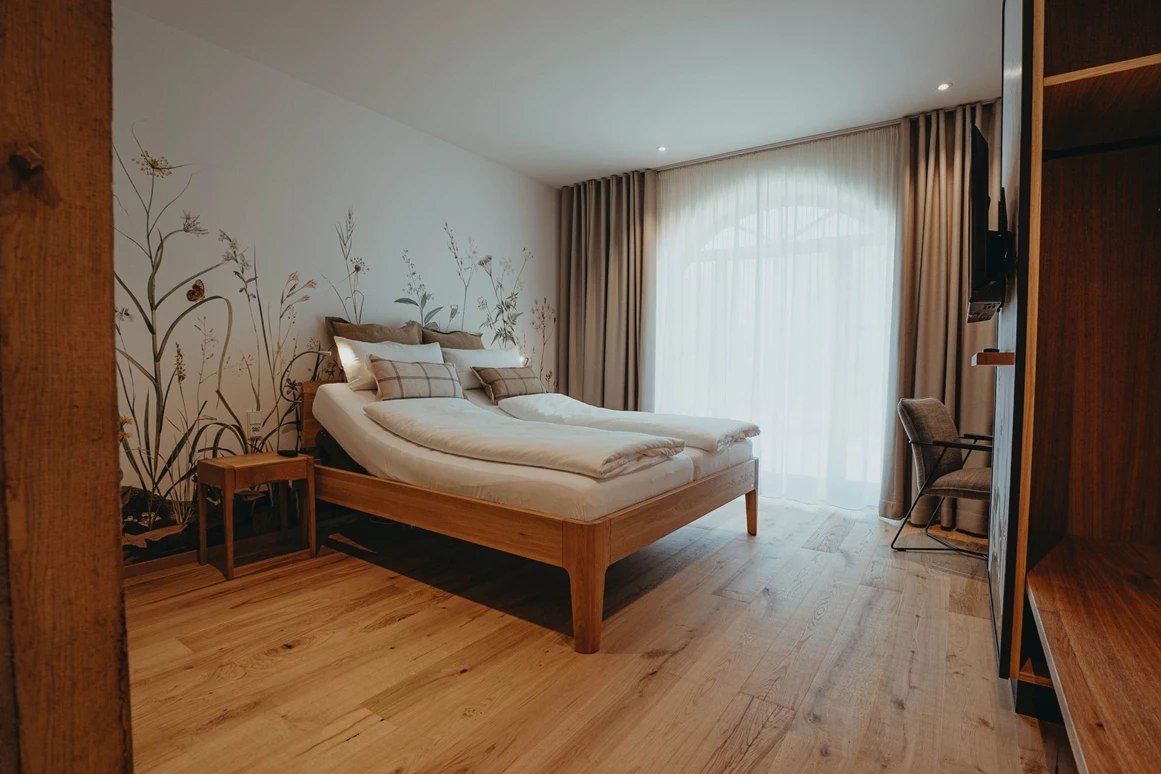 Rollstuhl-Urlaub: Neben dem Bett sind 140cm Platz zum Wenden - Biohotel Wildland