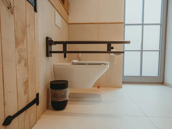 Rollstuhl-Urlaub: neben der Toilette ist ausreichend Platz zum Drehen. Die Toilette besitzt Stützklappgriffe - Biohotel Wildland