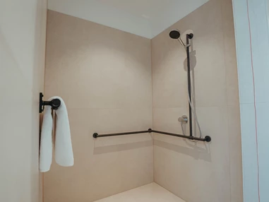 Rollstuhl-Urlaub: Die Dusche ist insgesamt 150x150cm breit. Auf Wunsch stellen wir einen Stuhl - Biohotel Wildland