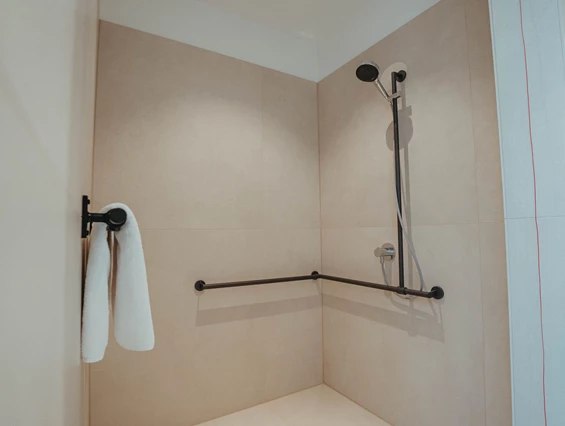 Rollstuhl-Urlaub: Die Dusche ist insgesamt 150x150cm breit. Auf Wunsch stellen wir einen Stuhl - Biohotel Wildland