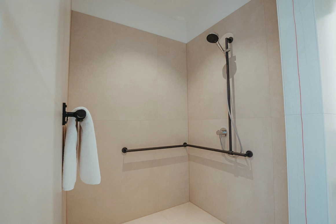 Rollstuhl-Urlaub: Die Dusche ist insgesamt 150x150cm breit. Auf Wunsch stellen wir einen Stuhl - Biohotel Wildland