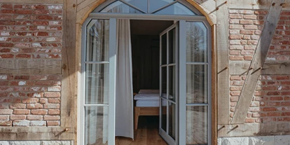 Rollstuhlgerechte Unterkunft - Pflegebett - An das Zimmer grenzt die Wiese mit einer Terrasse - Biohotel Wildland