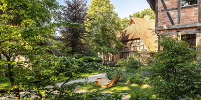 Rollstuhlgerechte Unterkunft - Pflegebett - Blick auf die Terrasse - Biohotel Wildland