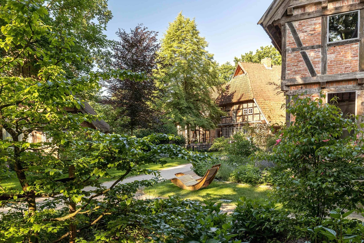 Rollstuhl-Urlaub: Blick auf die Terrasse - Biohotel Wildland