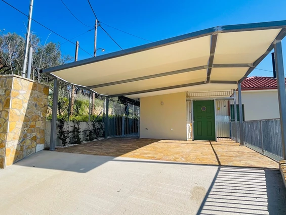 Rollstuhl-Urlaub: barrierefreier oberer Carport - Ferienhaus Spiti Eleni