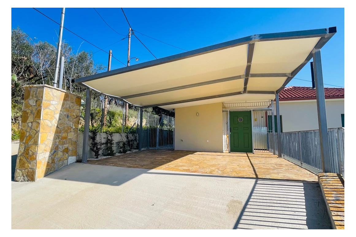 Rollstuhl-Urlaub: barrierefreier oberer Carport - Ferienhaus Spiti Eleni