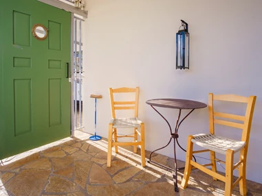 Rollstuhl-Urlaub: Westterrasse zum Hauseingang - Ferienhaus Spiti Eleni