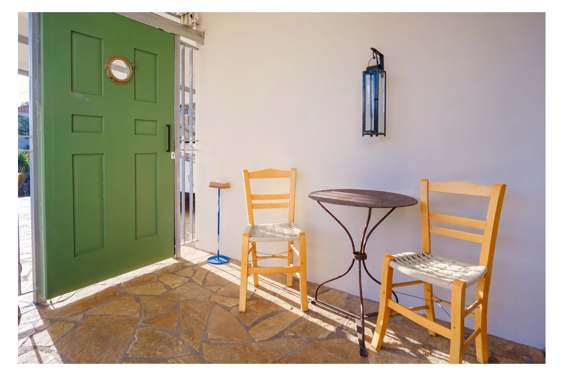 Rollstuhl-Urlaub: Westterrasse zum Hauseingang - Ferienhaus Spiti Eleni
