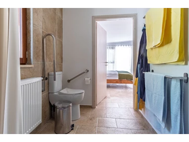 Rollstuhl-Urlaub: Badezimmer im oberen Schlafbereich - Ferienhaus Spiti Eleni
