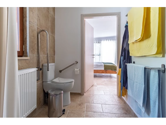 Rollstuhl-Urlaub: Badezimmer im oberen Schlafbereich - Ferienhaus Spiti Eleni