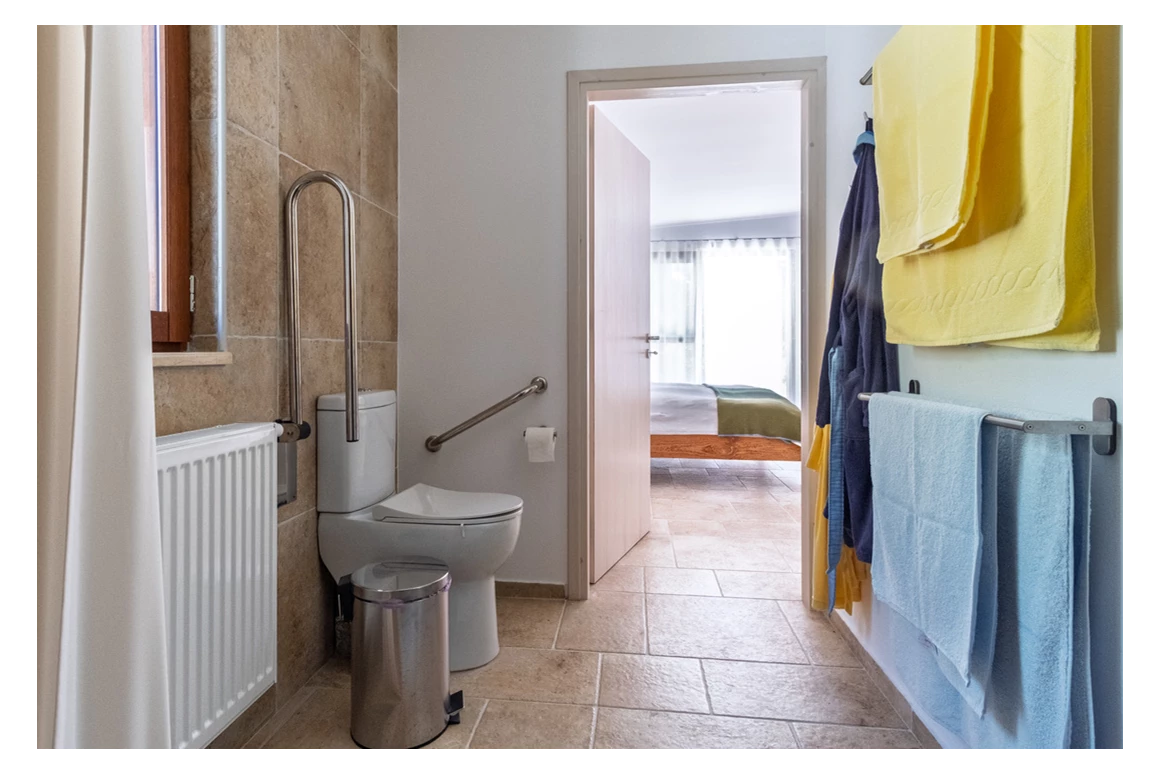 Rollstuhl-Urlaub: Badezimmer im oberen Schlafbereich - Ferienhaus Spiti Eleni