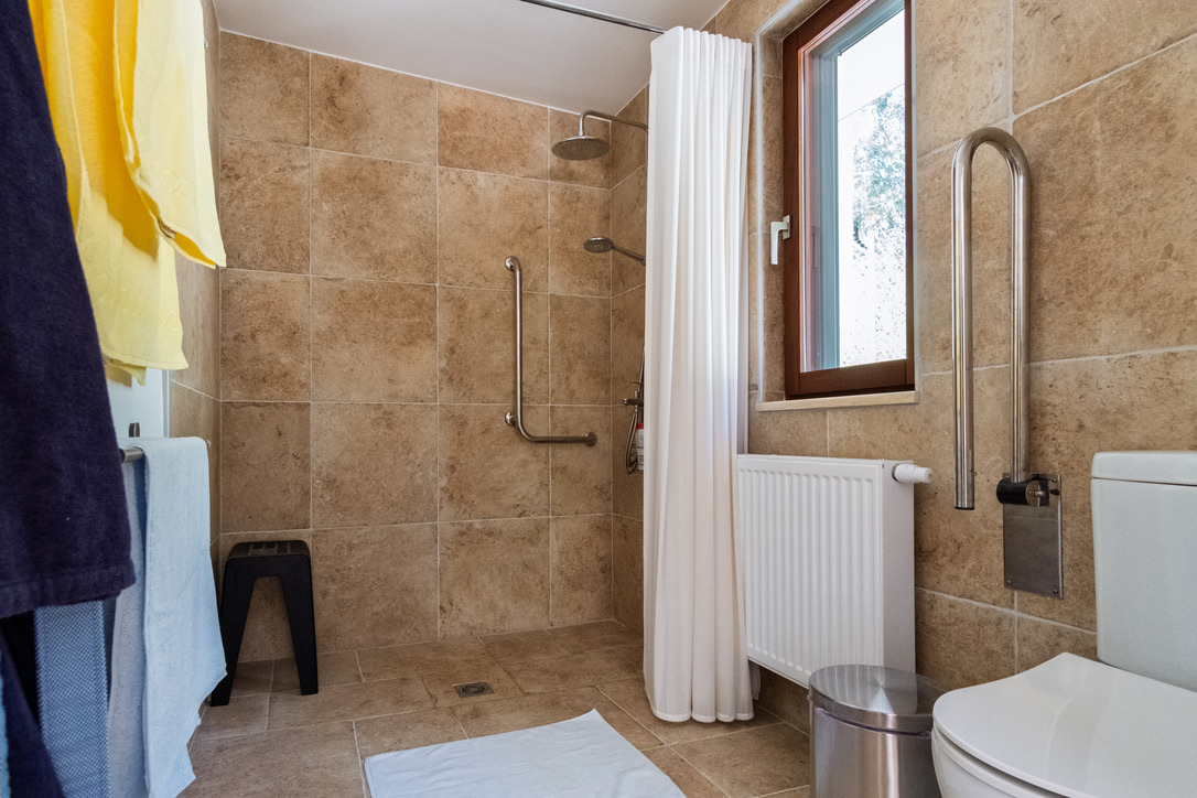 Rollstuhl-Urlaub: Walk-in-Dusche mit Haltegriff im oberen Schlafbereich - Ferienhaus Spiti Eleni  