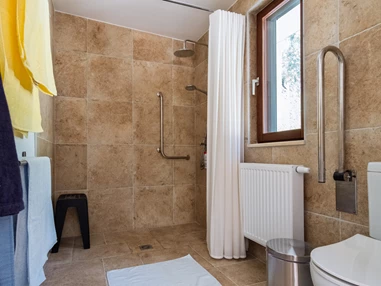 Rollstuhl-Urlaub: Walk-in-Dusche mit Haltegriff im oberen Schlafbereich - Ferienhaus Spiti Eleni