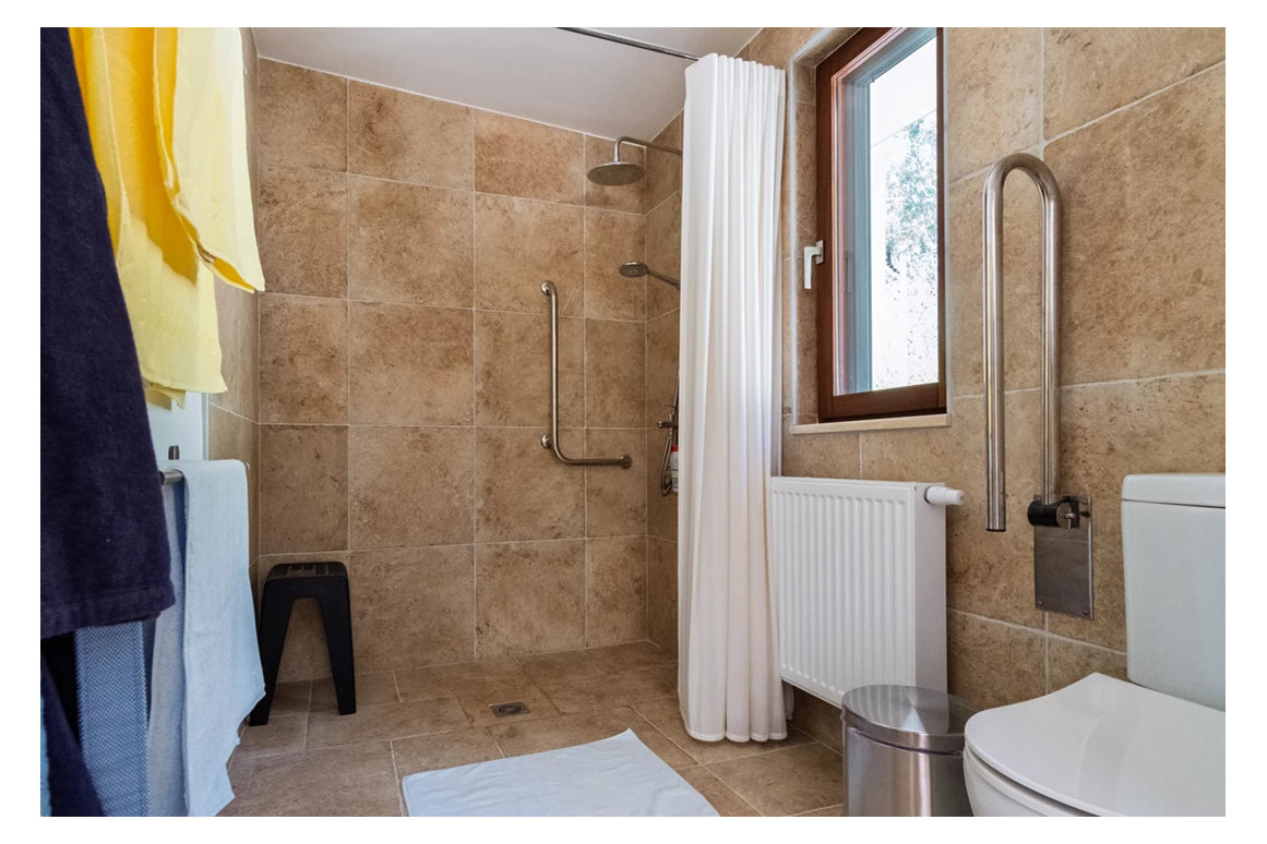 Rollstuhl-Urlaub: Walk-in-Dusche mit Haltegriff im oberen Schlafbereich - Ferienhaus Spiti Eleni