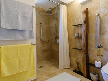 Rollstuhl-Urlaub: Walk-in-Dusche im Untergeschoss - Ferienhaus Spiti Eleni